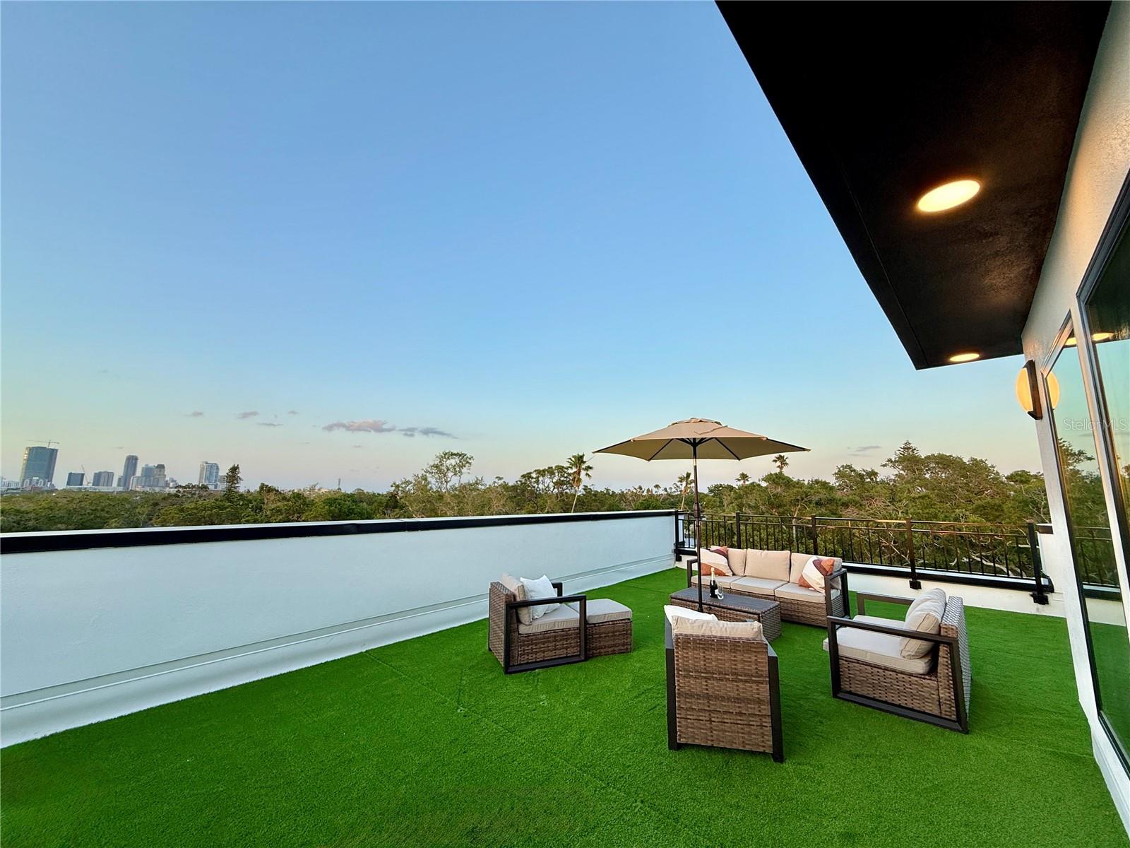 Almost 1,000sqft rooftop terraces with stunning views of Downtown St Petersburg!
