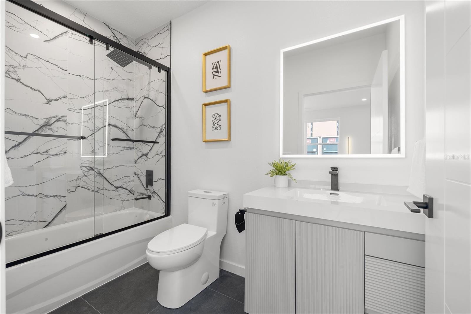 Bedroom 2 en-suite with full tub / shower.