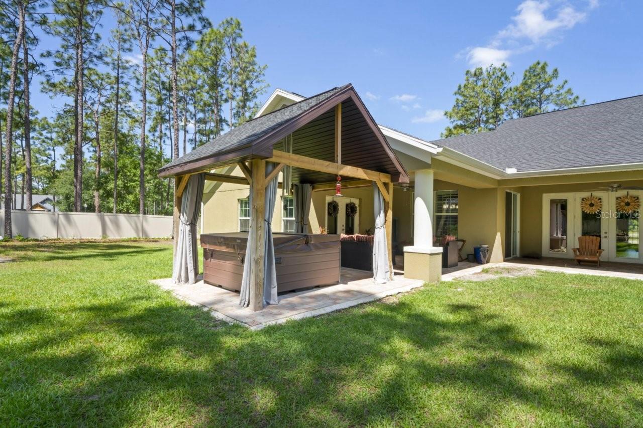Large Jacuzzi with custom build pergola