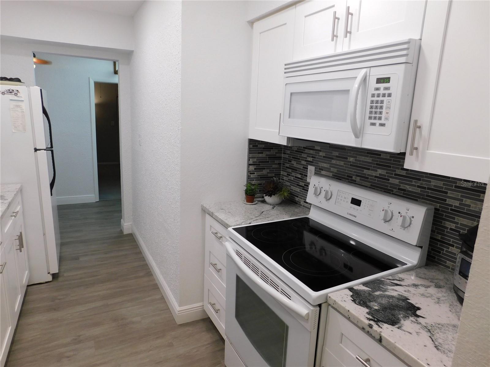 Kitchen,  Glass Top Range, Above Range Microwave