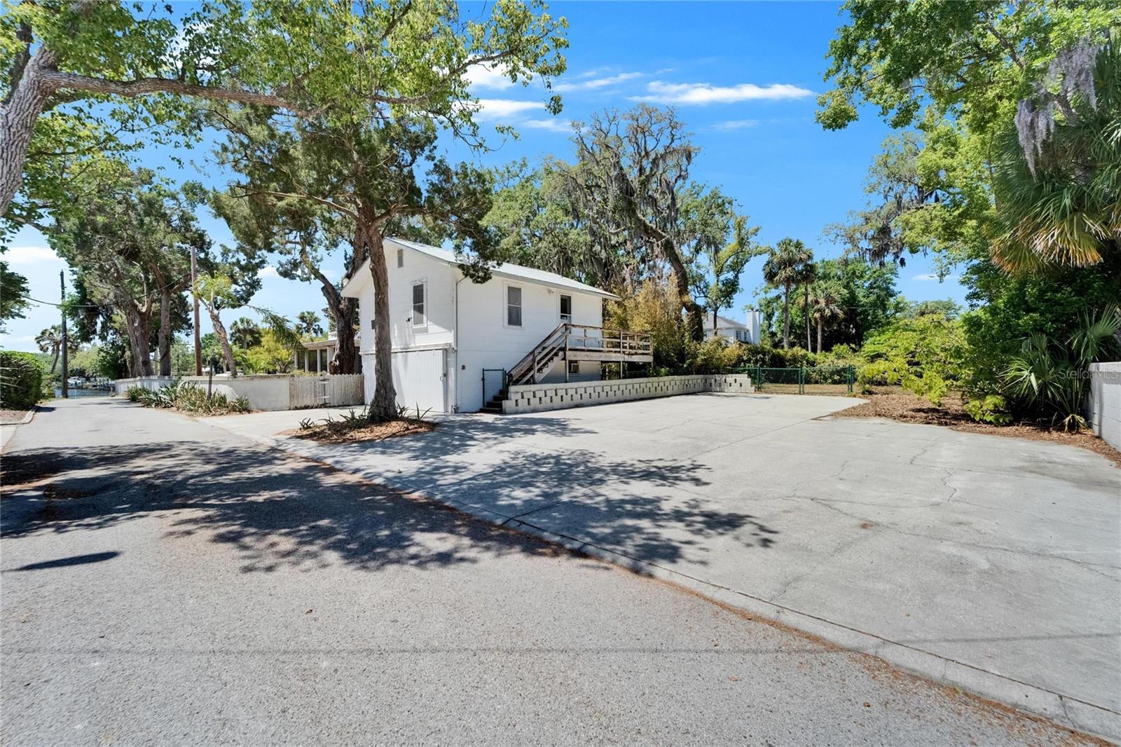 Garage/Apartment & Driveway