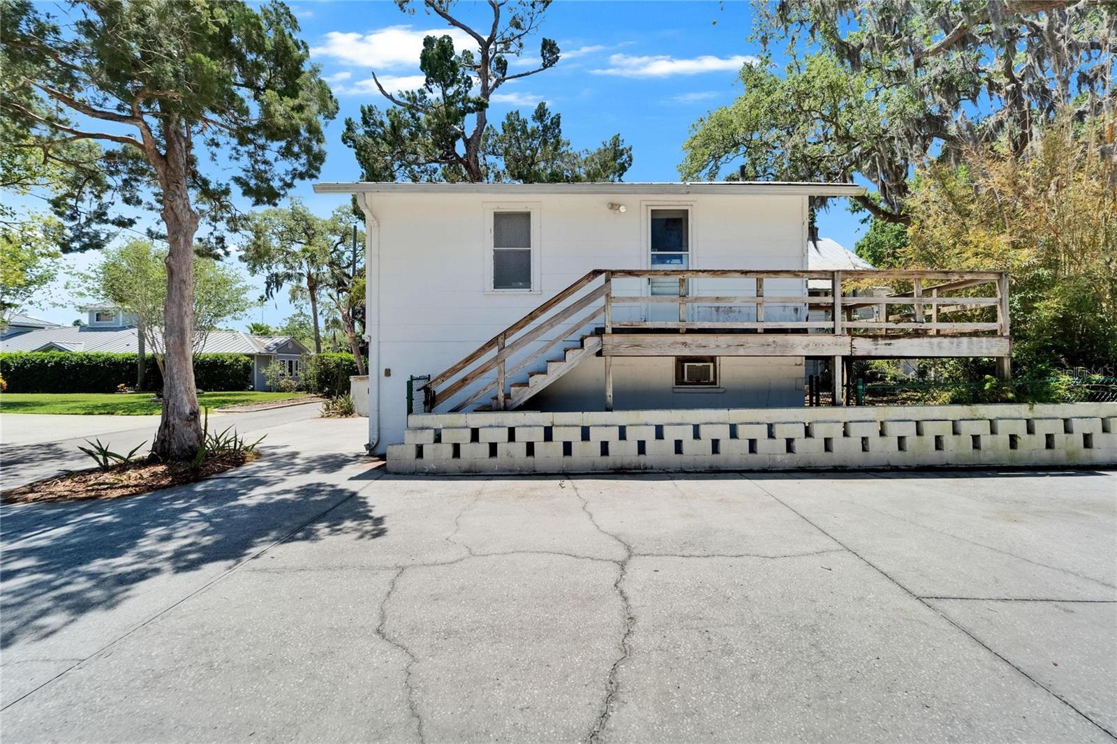 Garage/Apartment & Driveway