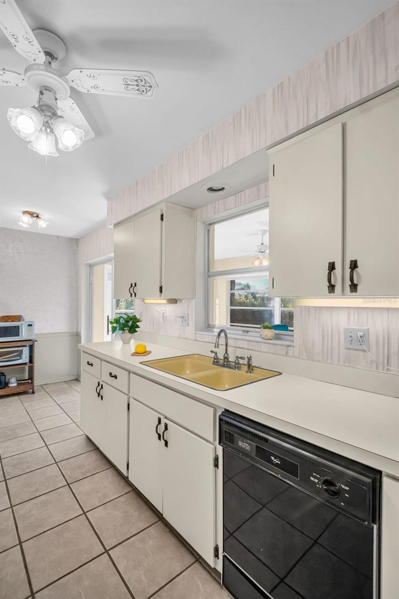 Kitchen pass-through window to the lanai great for entertaining~