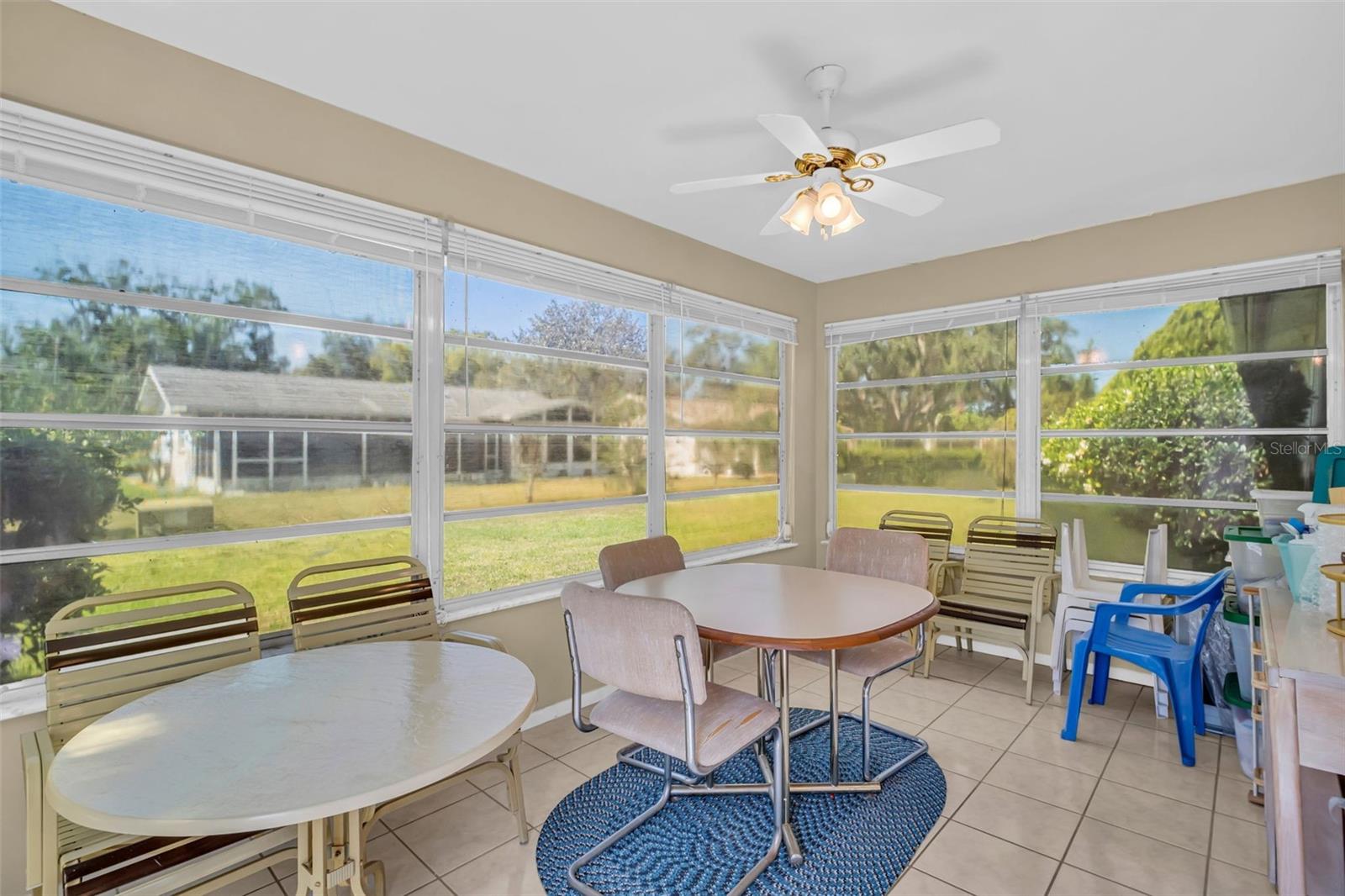 Large lanai to enjoy your morning coffee or evening glass of wine~
