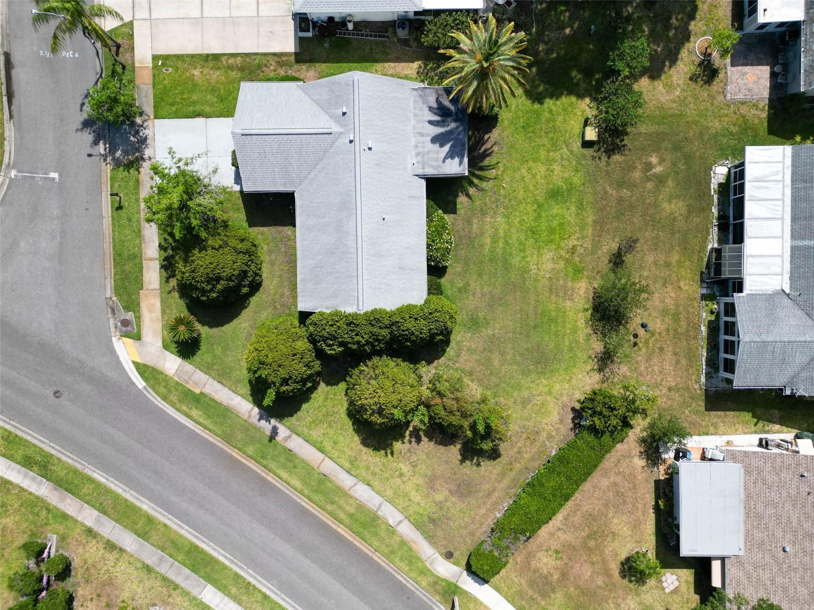 You'll love the oversized corner lot~