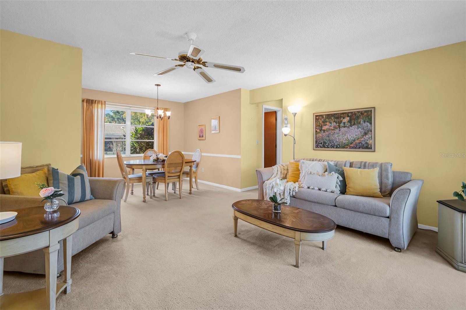 Welcoming living/dining room combo~