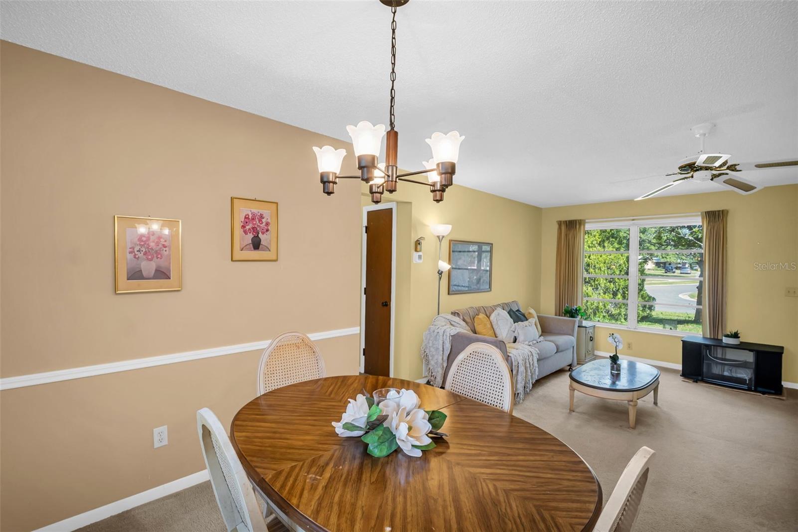 Light & bright with elegant chair rail~