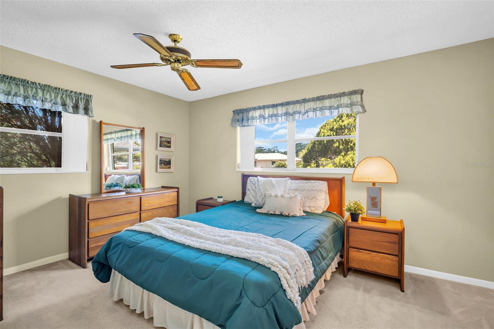 Spacious master bedroom big enough for a king~