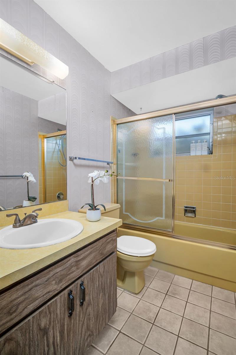 Tub/shower combo and conveniently located between main living & 2 bedrooms~