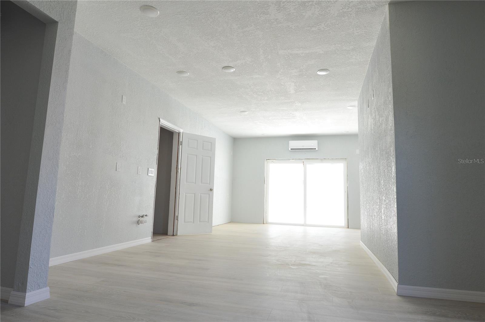 HUGE 14' X 29' SEPARATE BONUS ROOM FOR A MOTHER'S SUITE APT,  GAME & MOVIE ROOM, HOME OFFICE, ETC.