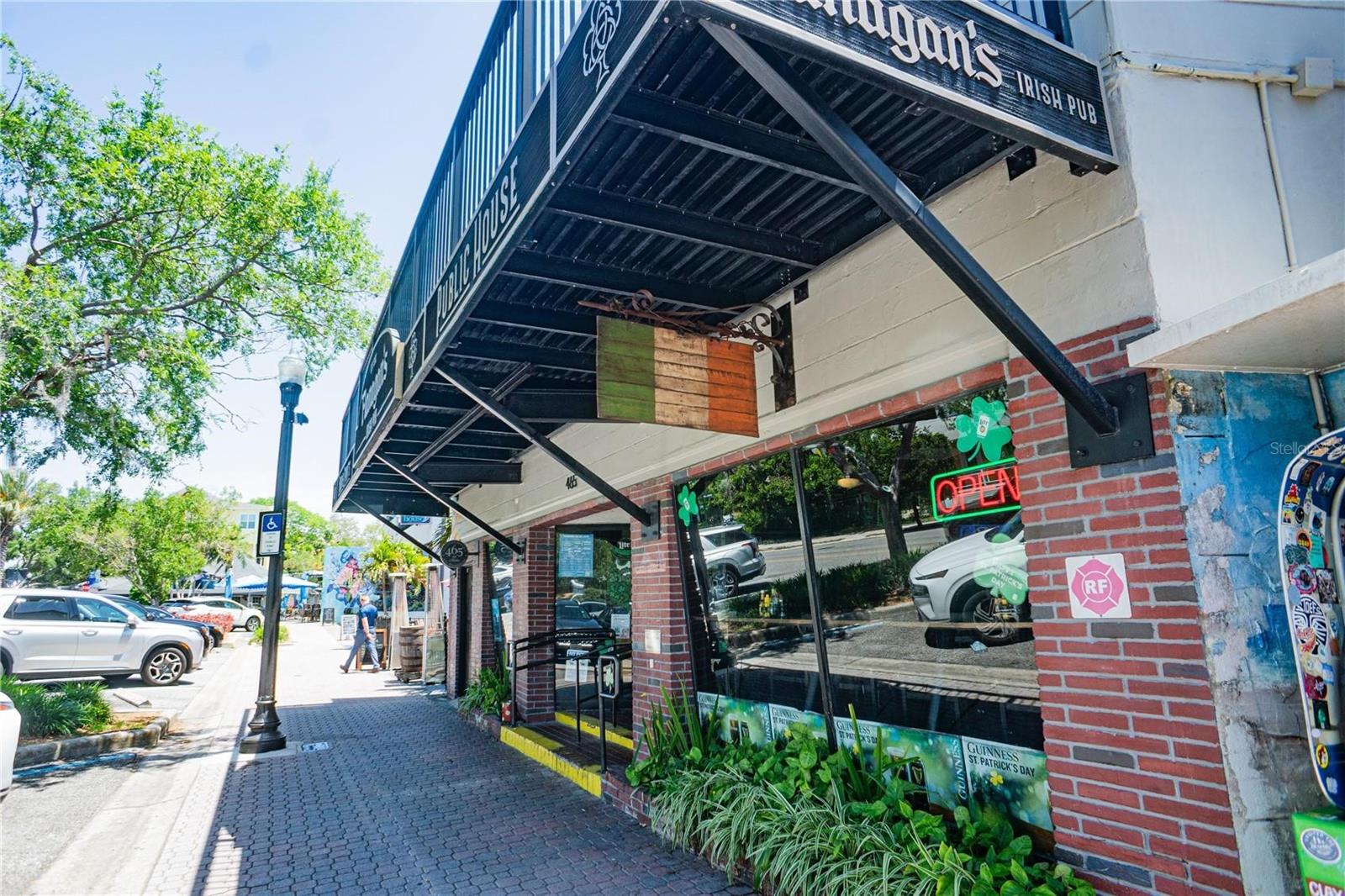 CLOSE TO QUAINT DOWNTOWN EVENTS IN PALM HARBOR, TARPON SPRINGS, DUNEDIN & CLEARWATER.