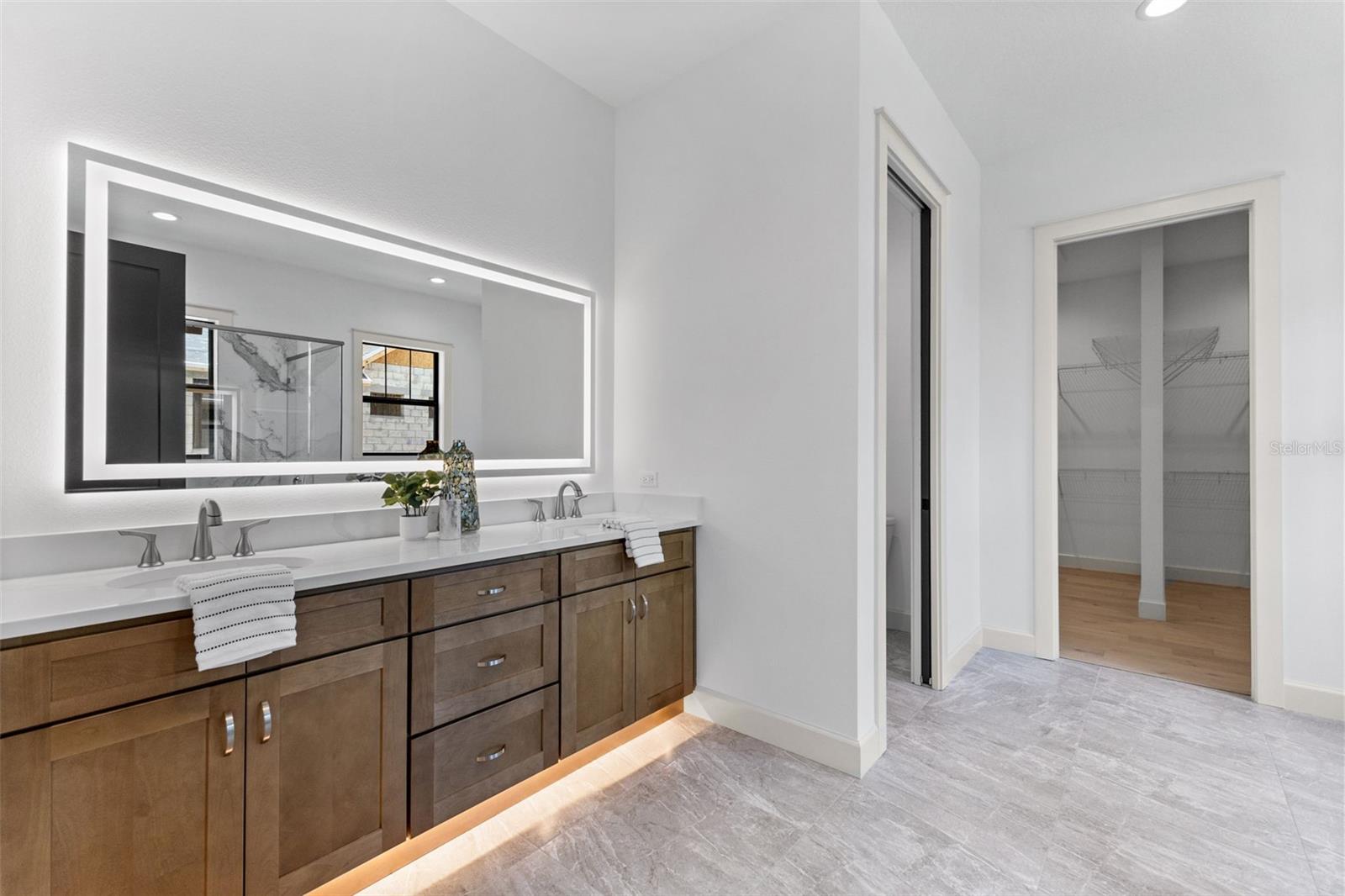Primary Bathroom with lighted mirror and changeable lighting modes