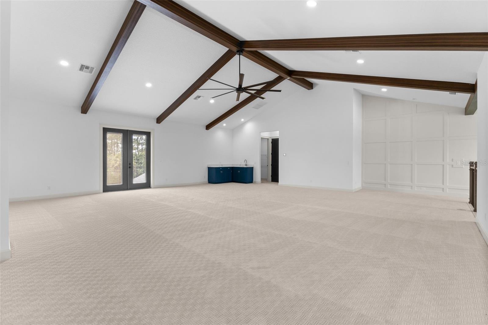 Bonus Room has outlet in ceiling for a projector