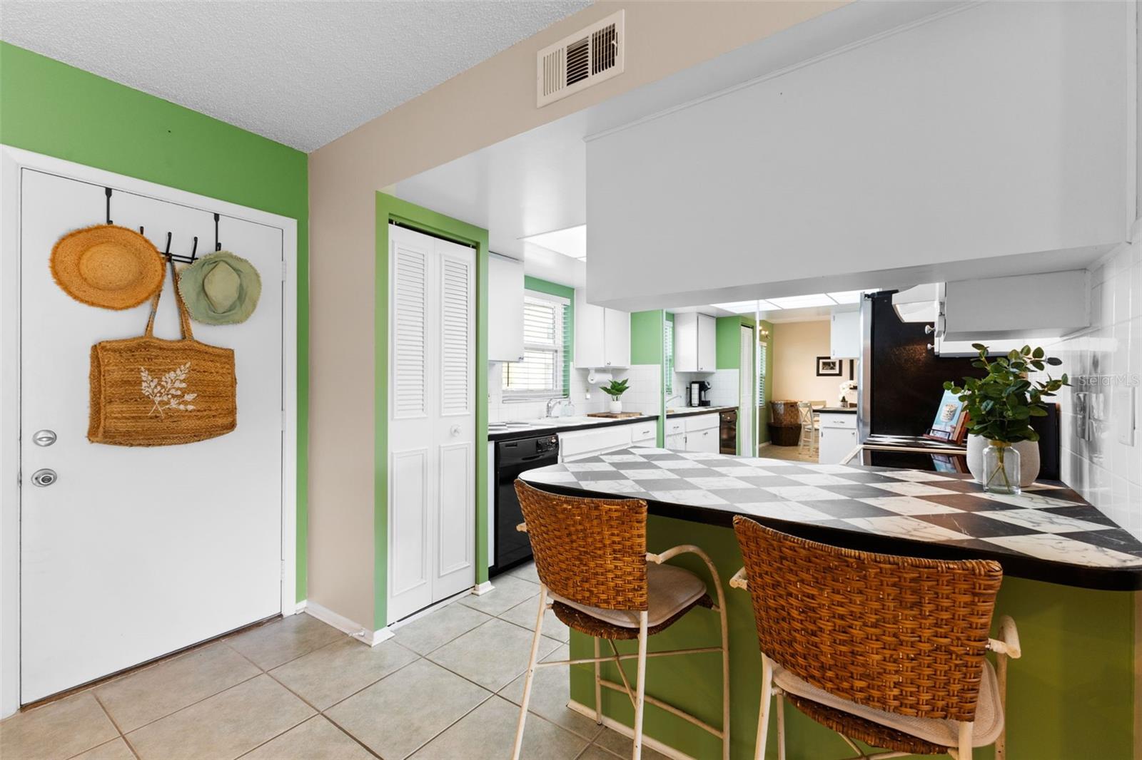 Kitchen area with a Breakfast Bar