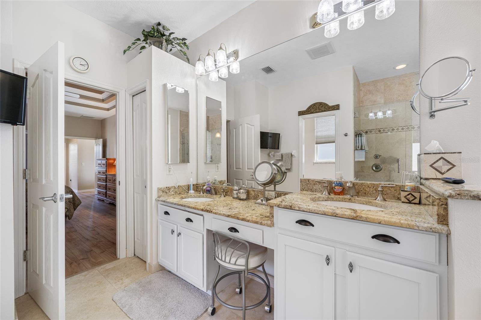 Primary en-suite bathroom