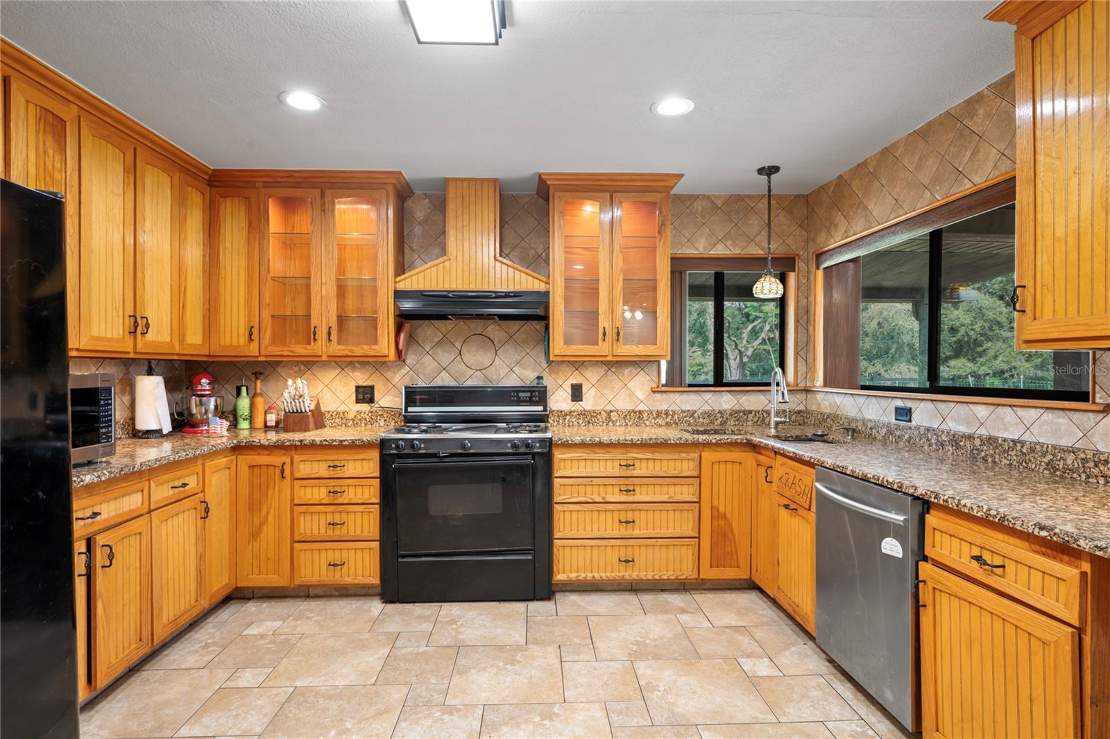 27 feet of counter top space