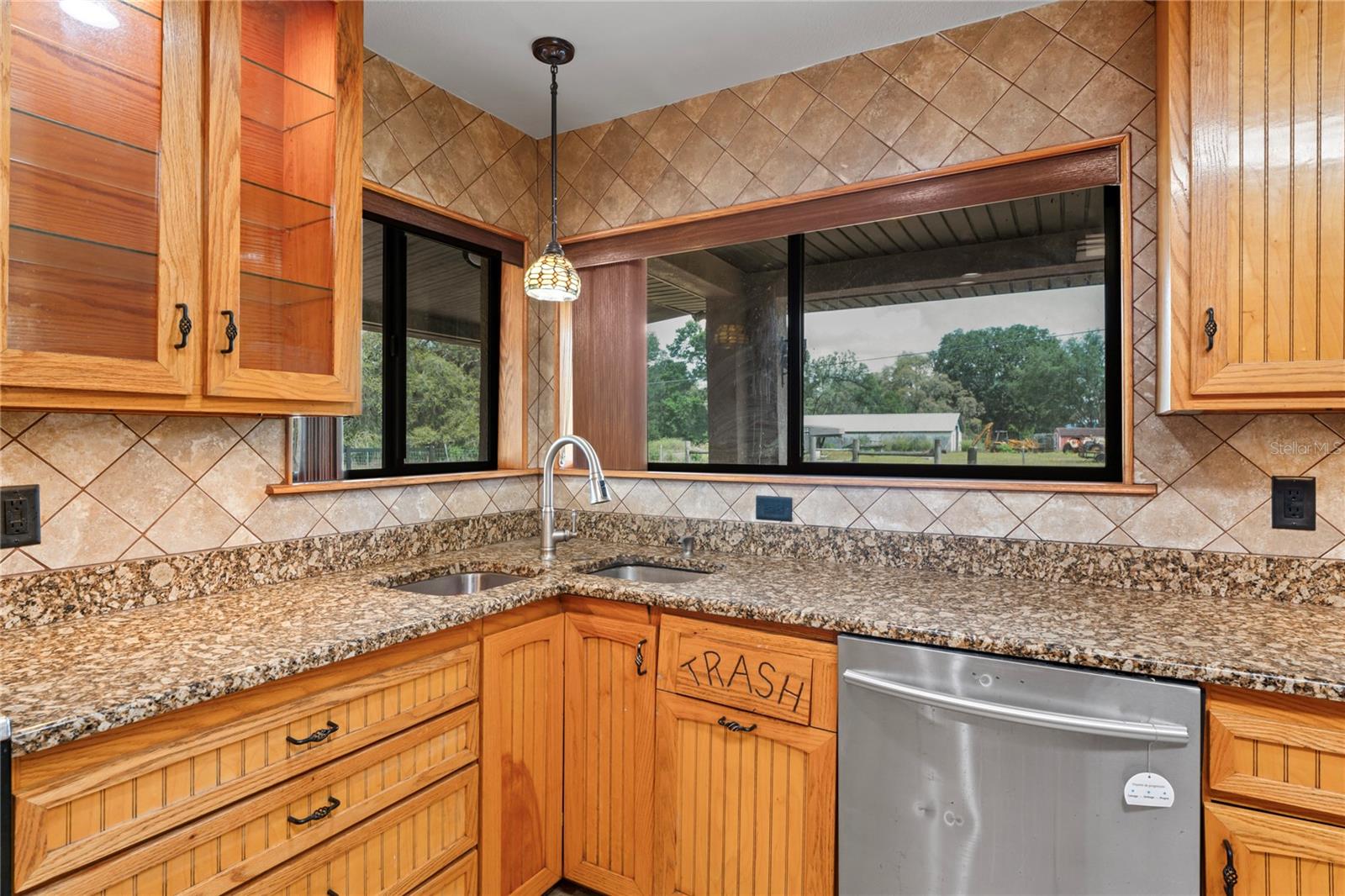 27 feet of counter top space