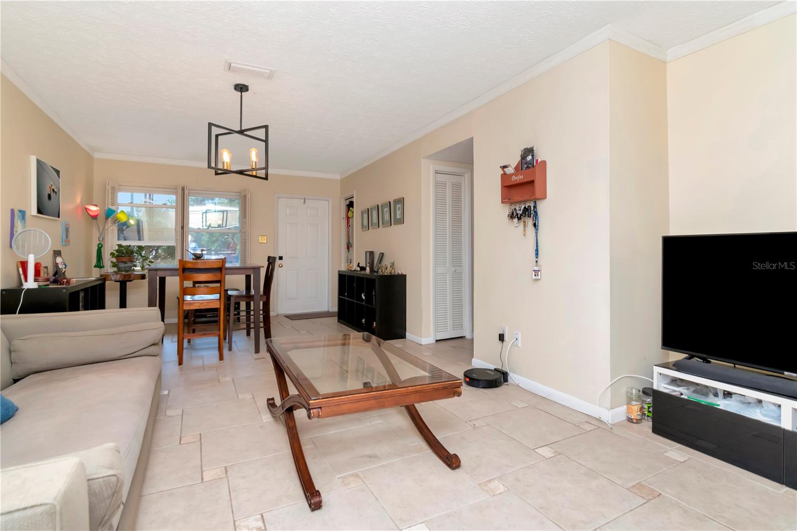 Living room to front