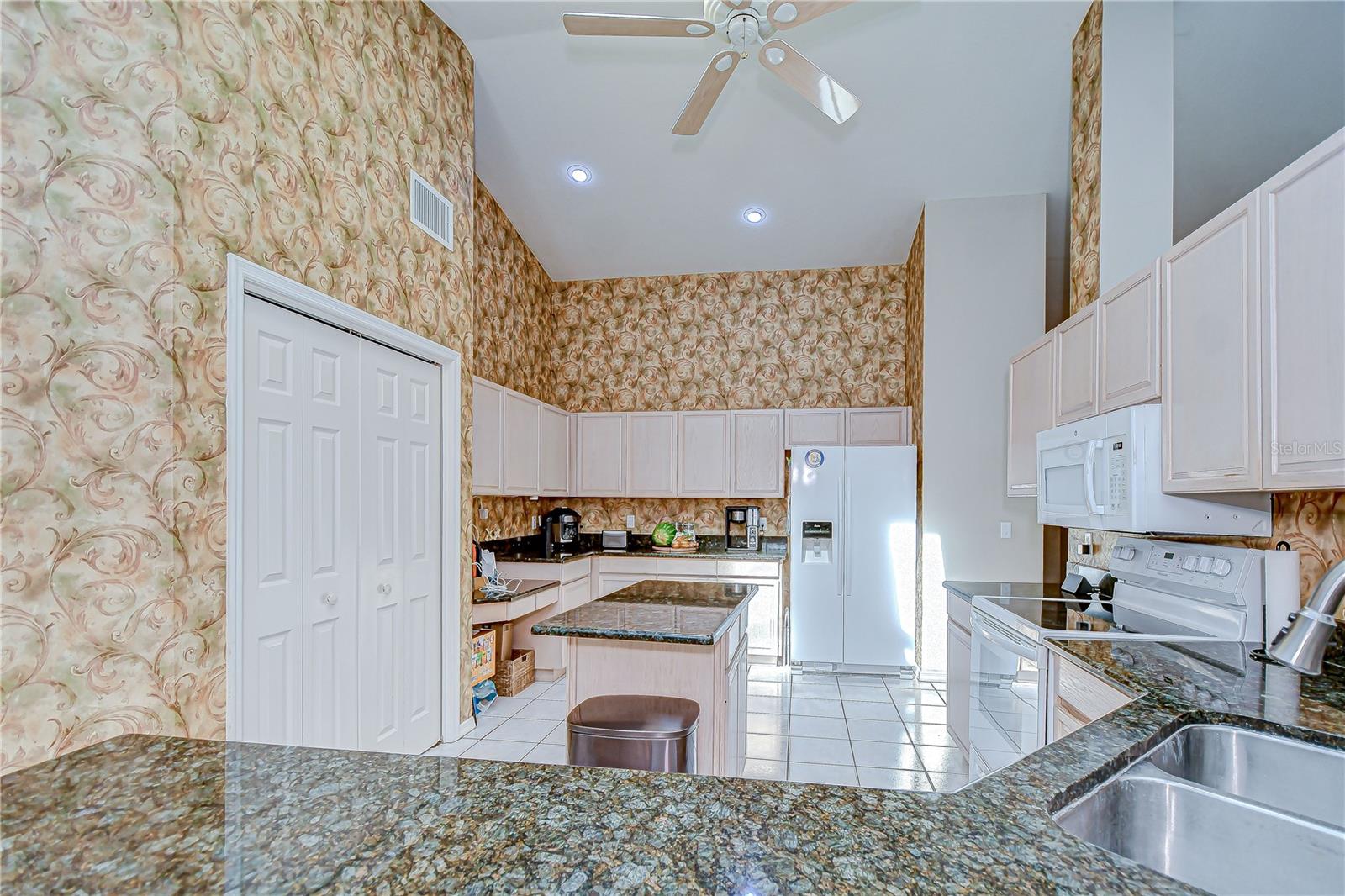 Beautiful granite counters!