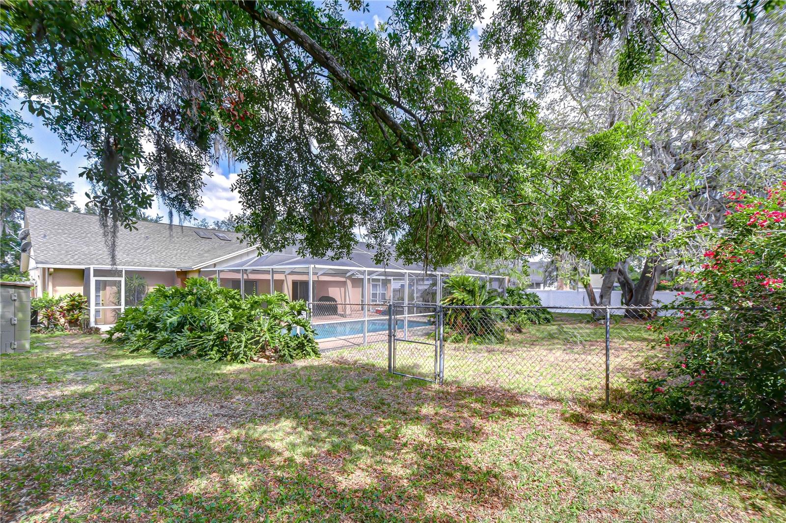 Fenced in side yard!