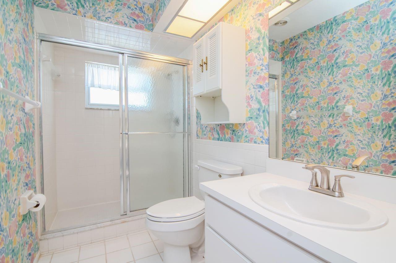 Spacious main bath with great lighting.