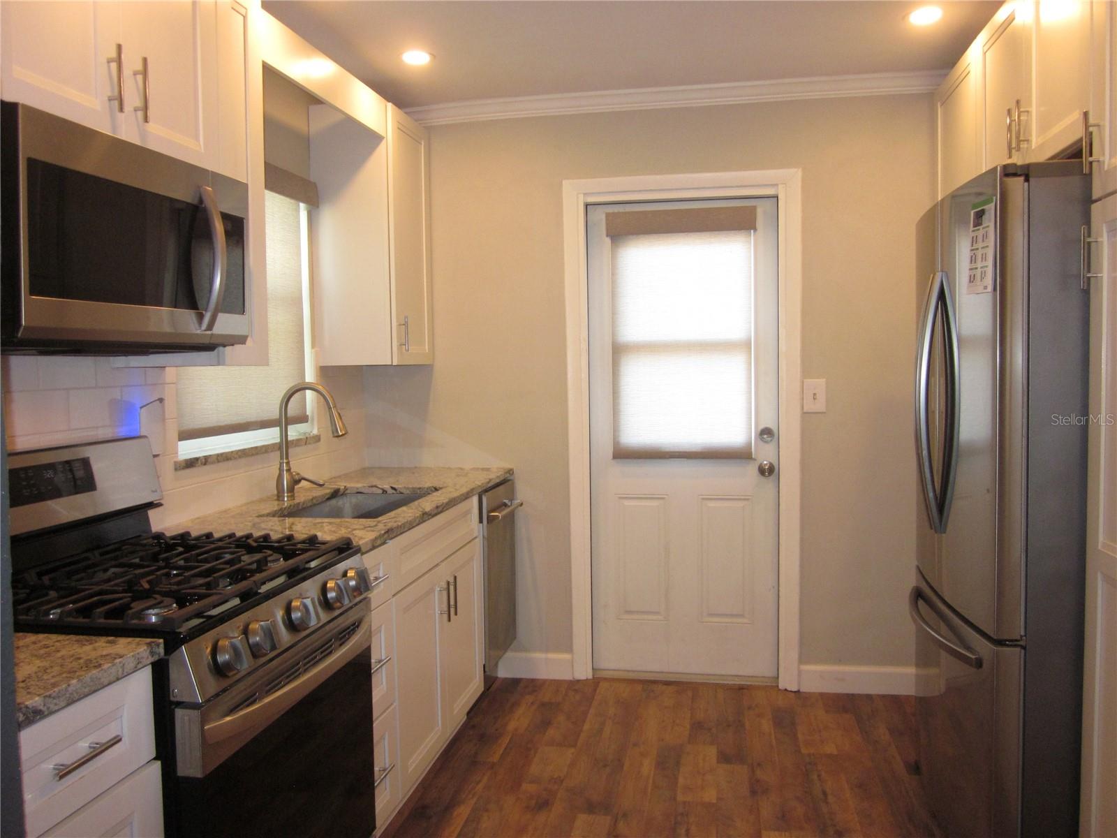 Granite counters & stainless steel appliances