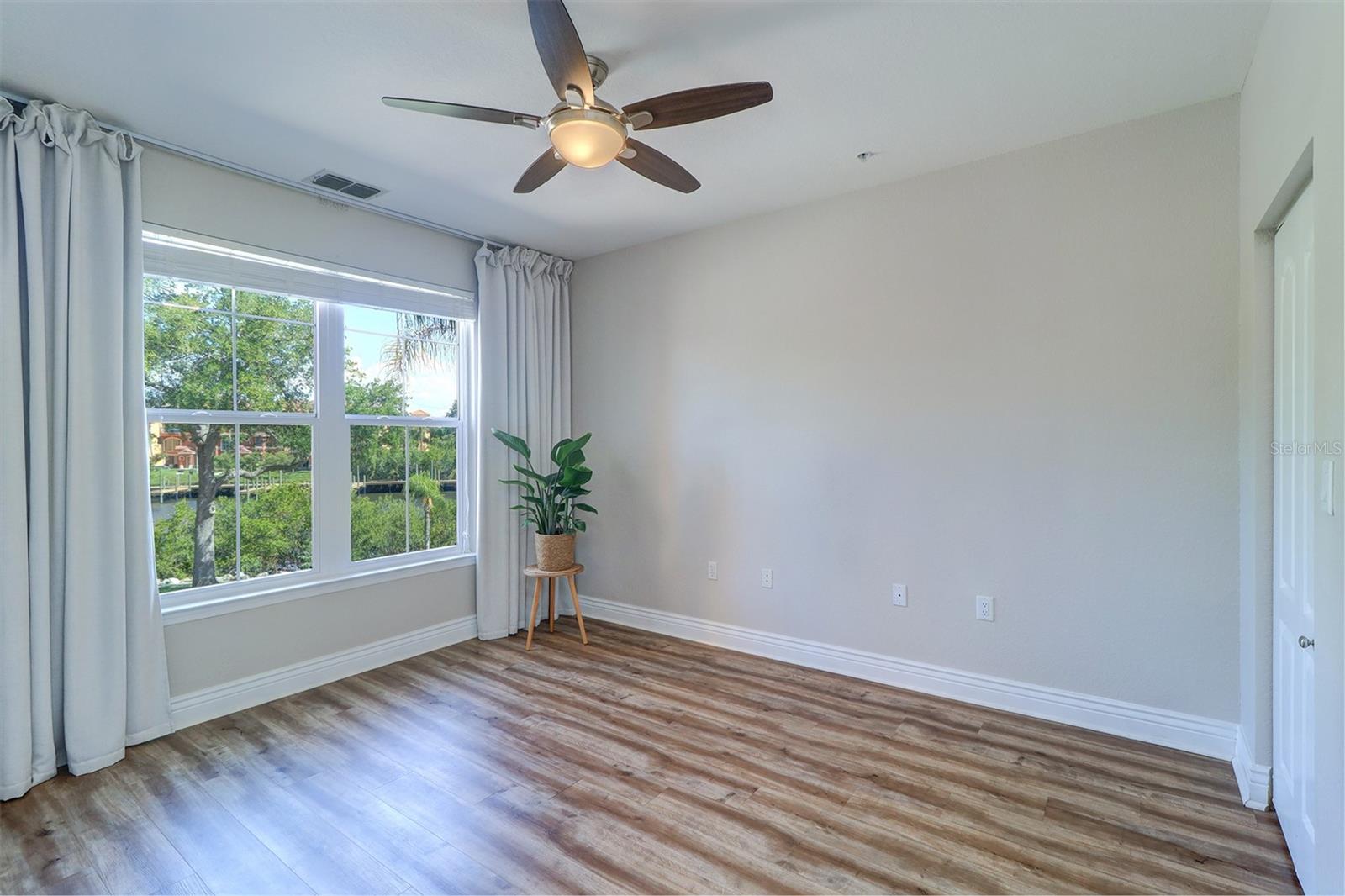 2nd bedroom suite