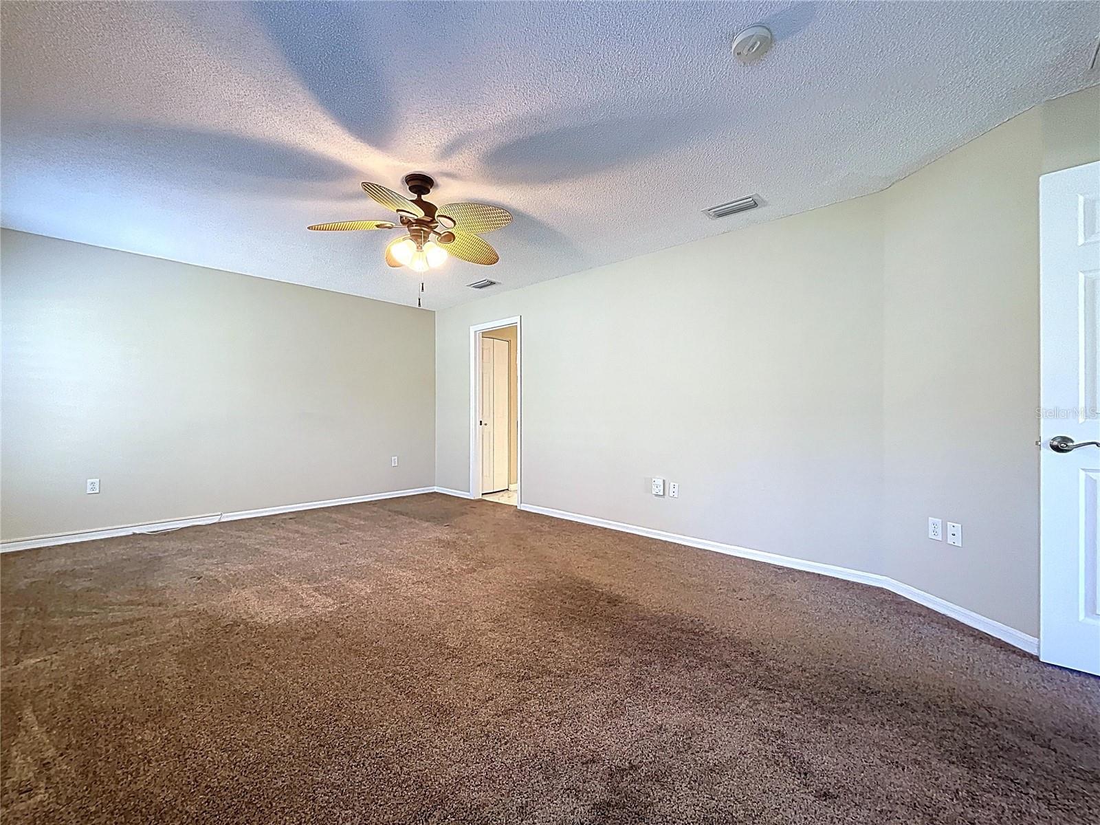 Great wall space for large furniture