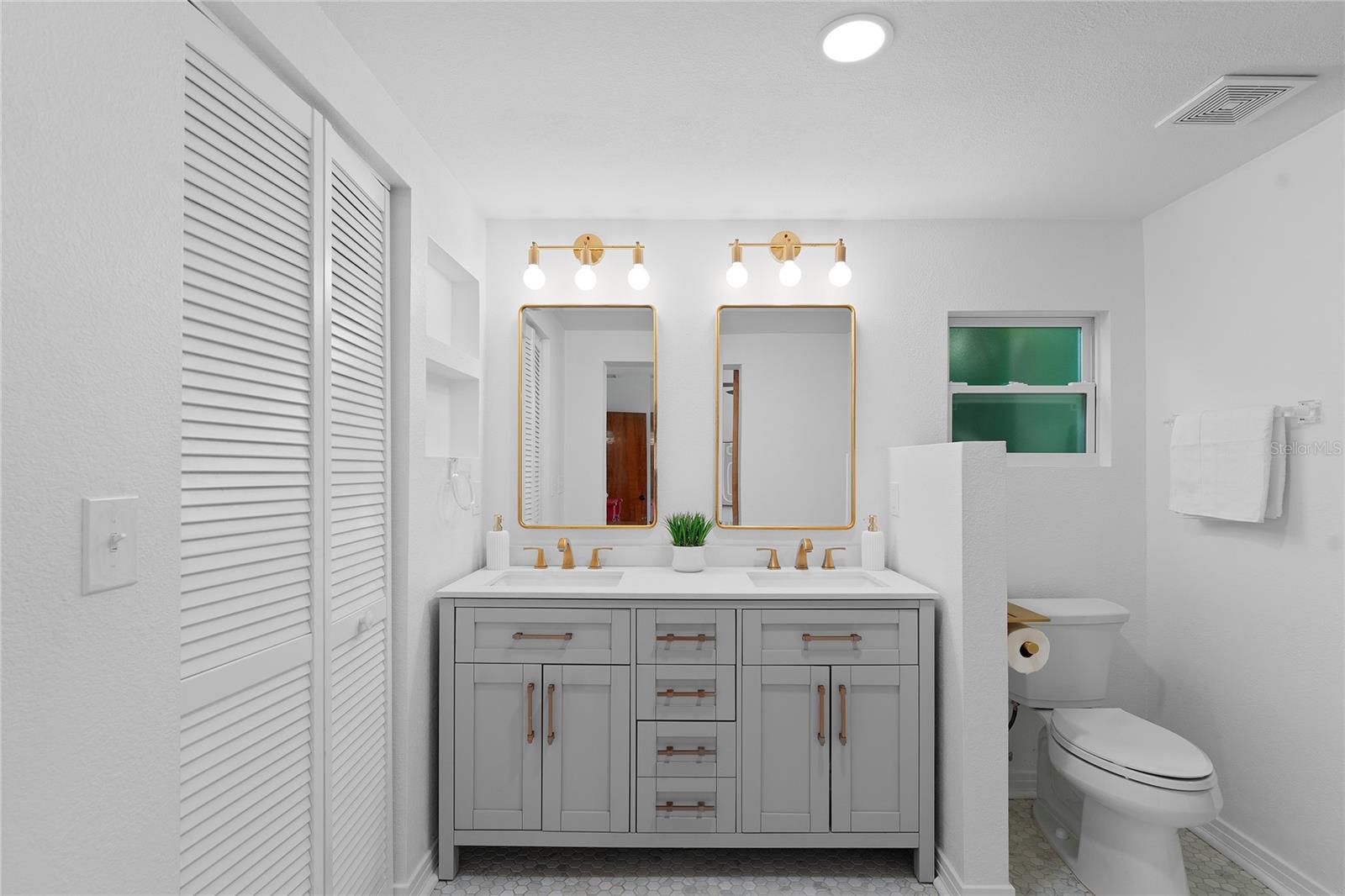 Primary en-suite