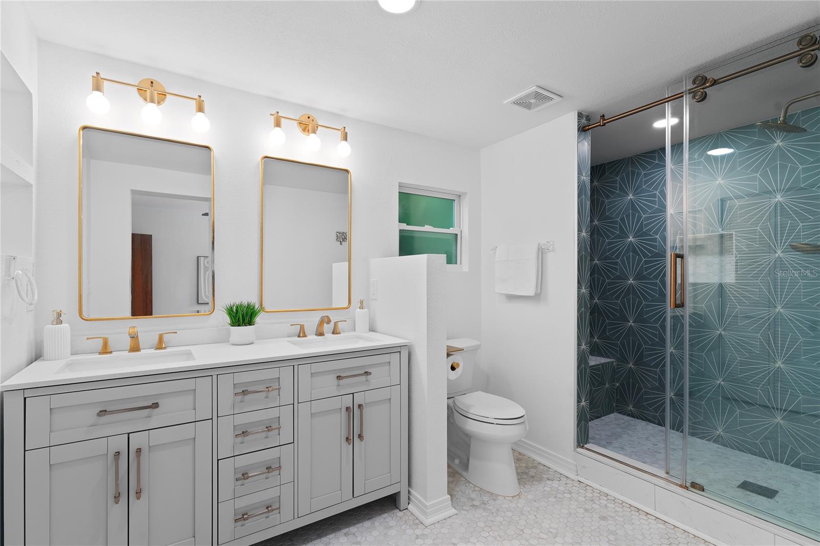 Primary en-suite