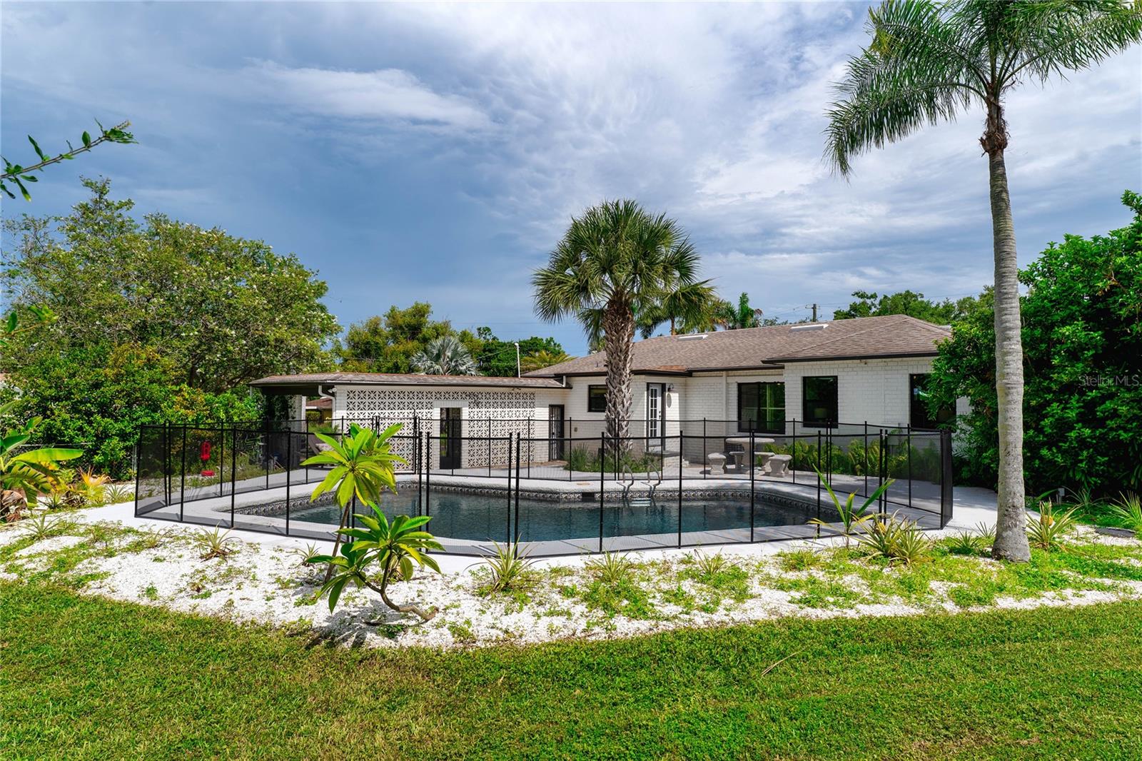 Pool fence/gate equipped