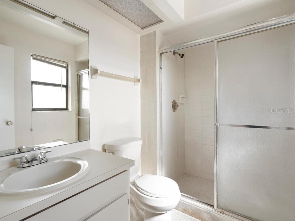 Neutral colored tile in the bathroom