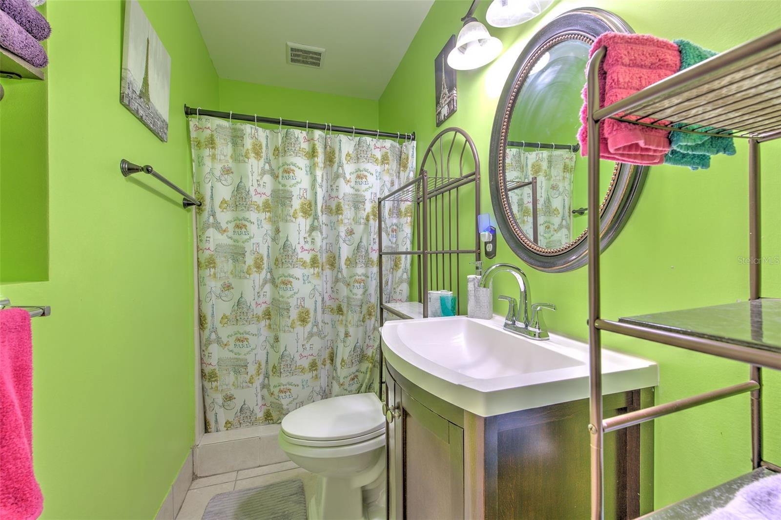 Secondary en suite bathroom