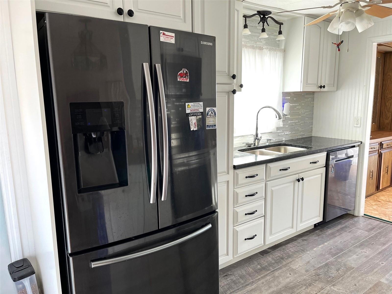 Updated kitchen w/granite counters