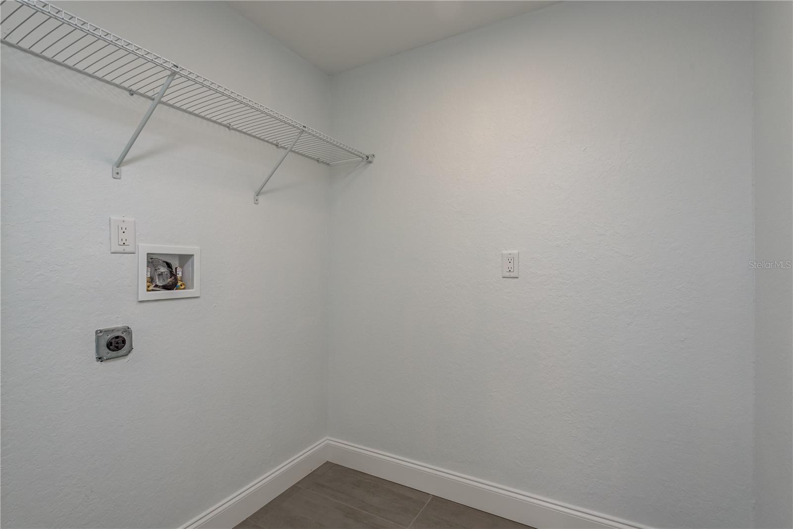 Washer / Dryer hook-ups