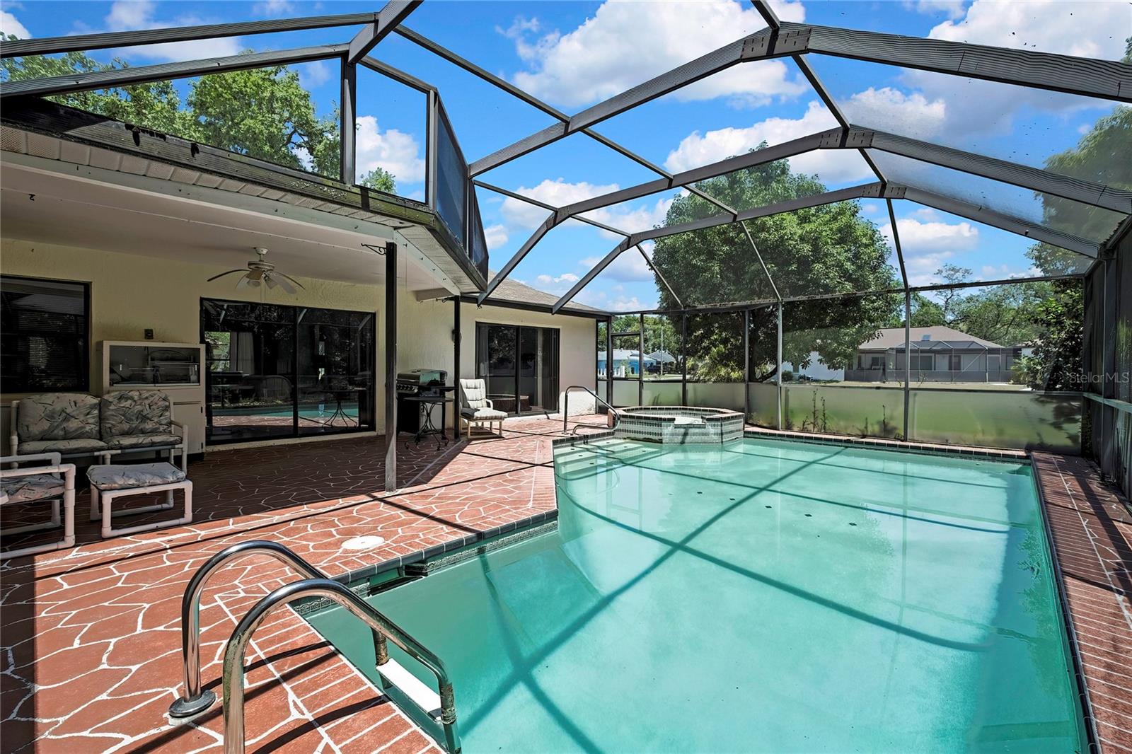 nice caged in pool