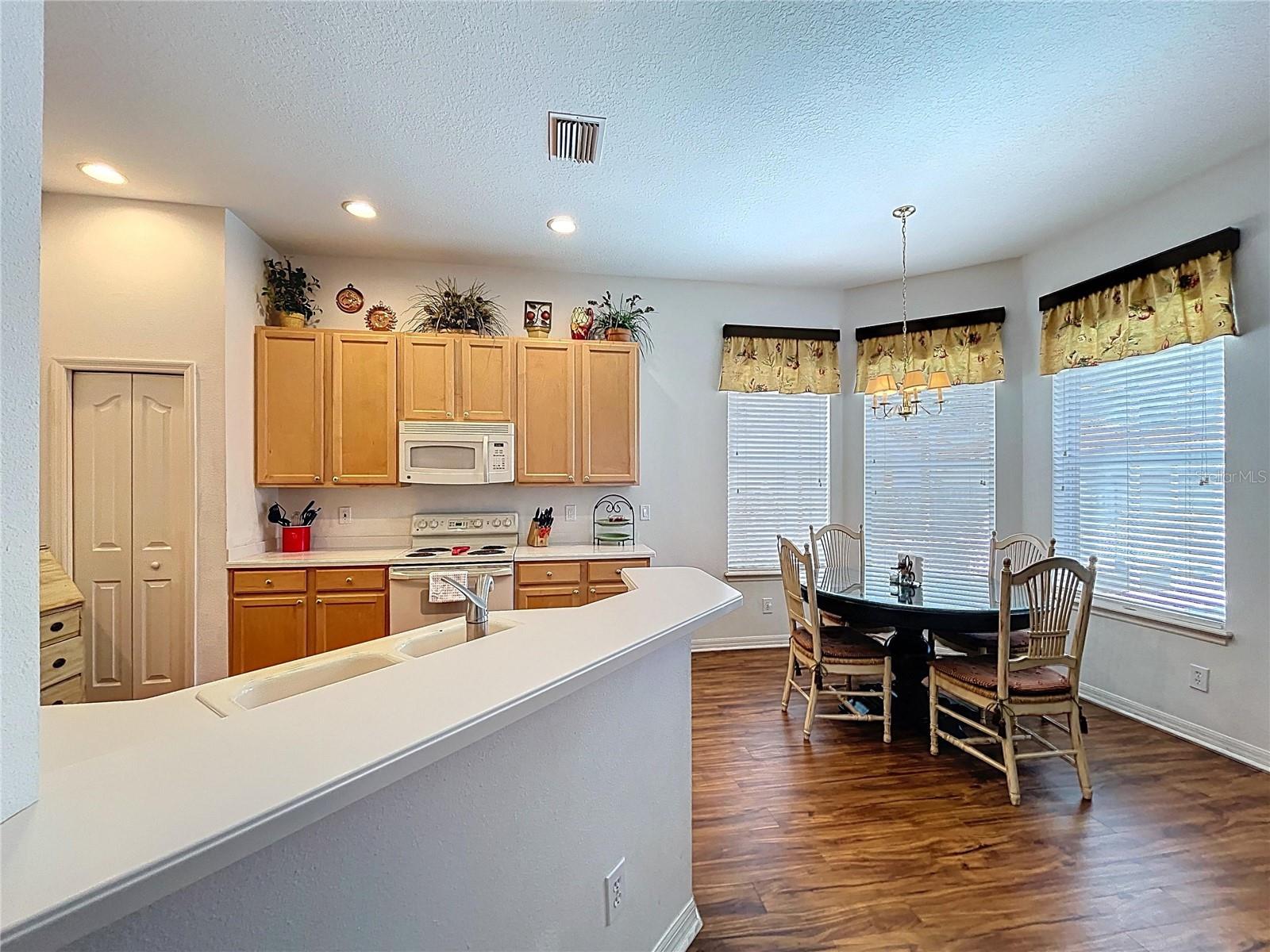 Kitchen w/ brkfst nook
