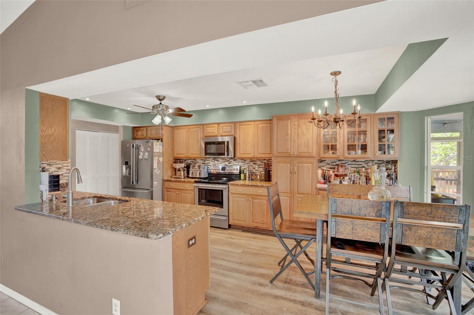 KITCHEN AND COUNTER