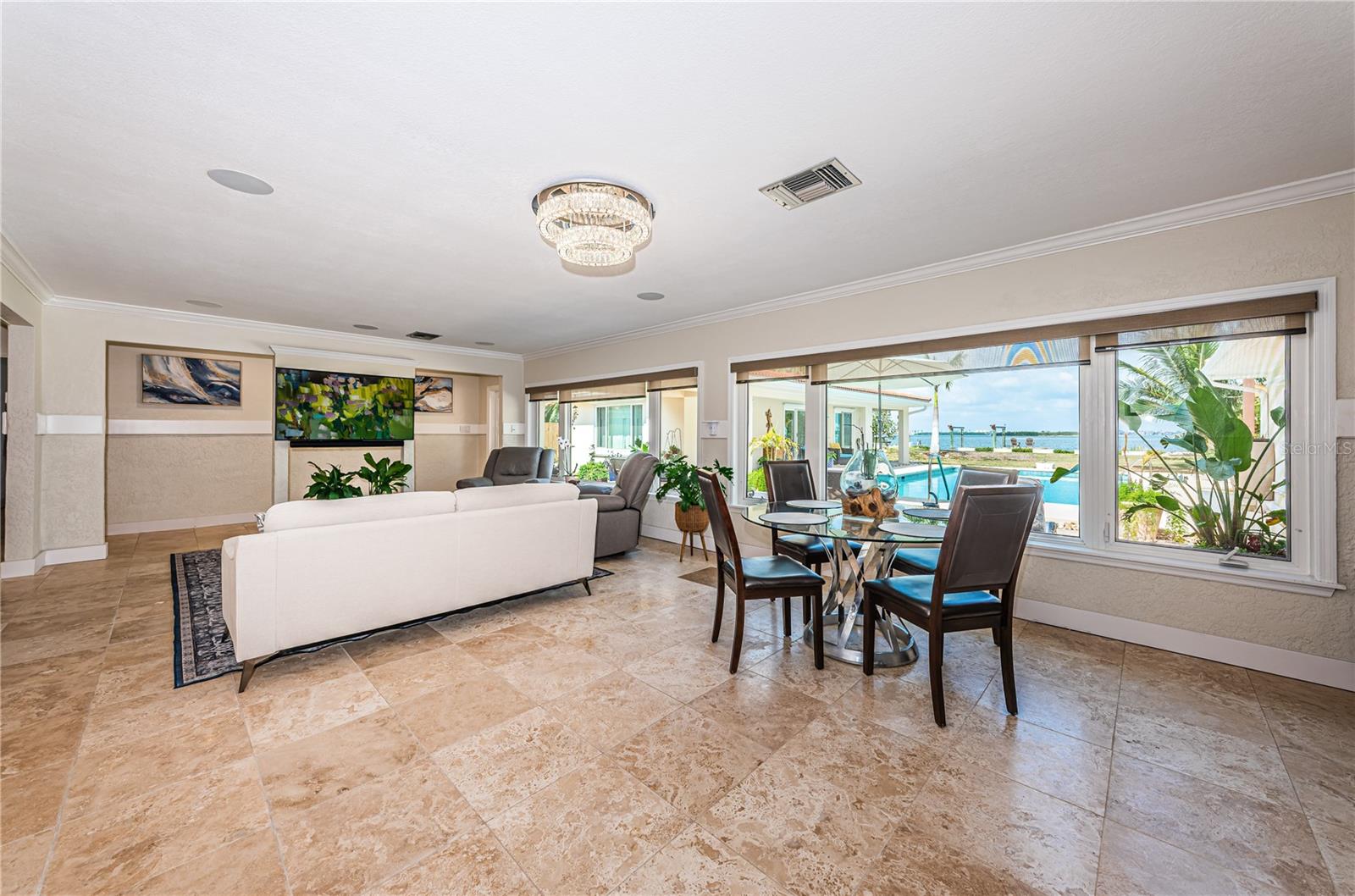 Large living/dining room area