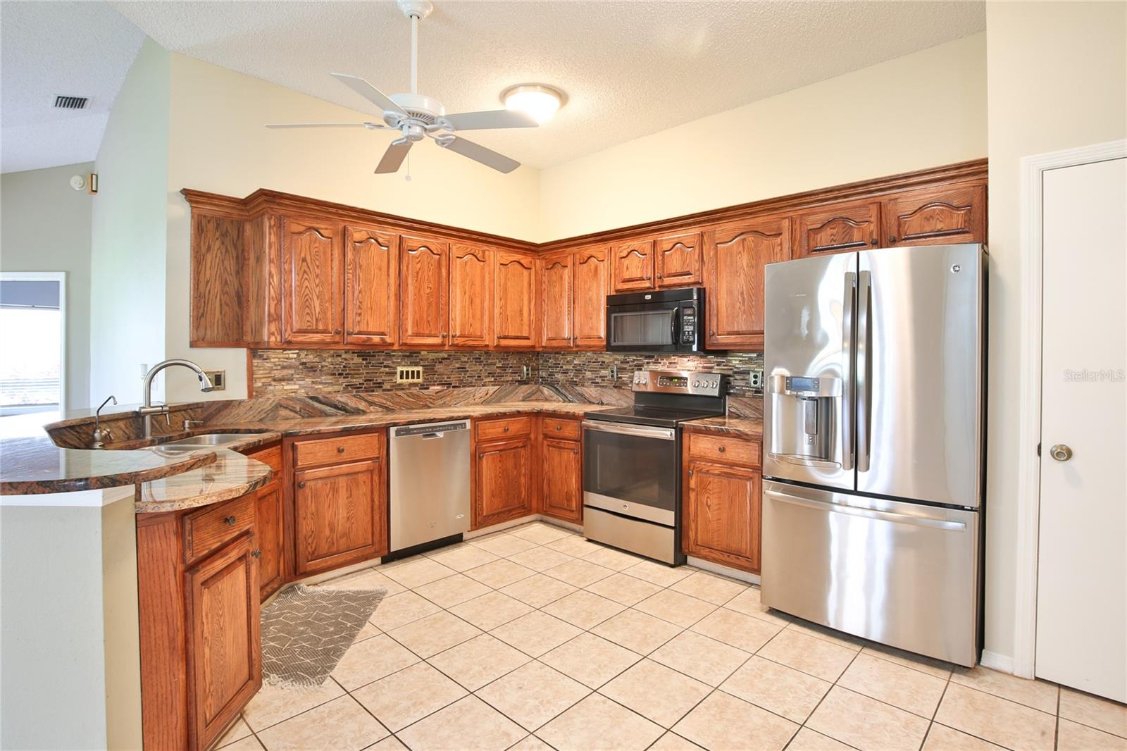 Kitchen w/Wood Cabinets, Stainless Steel Appliances & Granite Countertops
