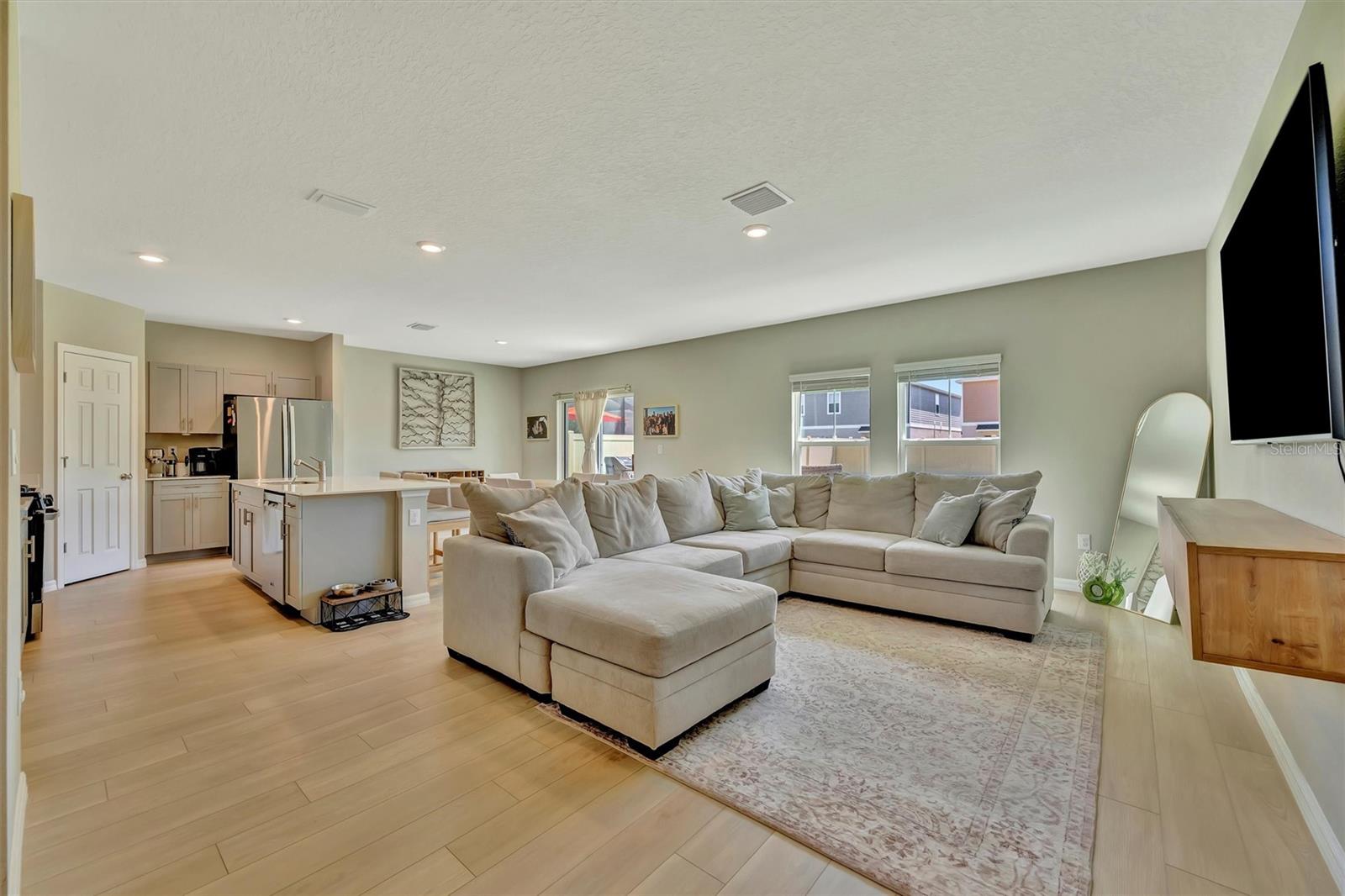 Open layout & plenty of sunlight!