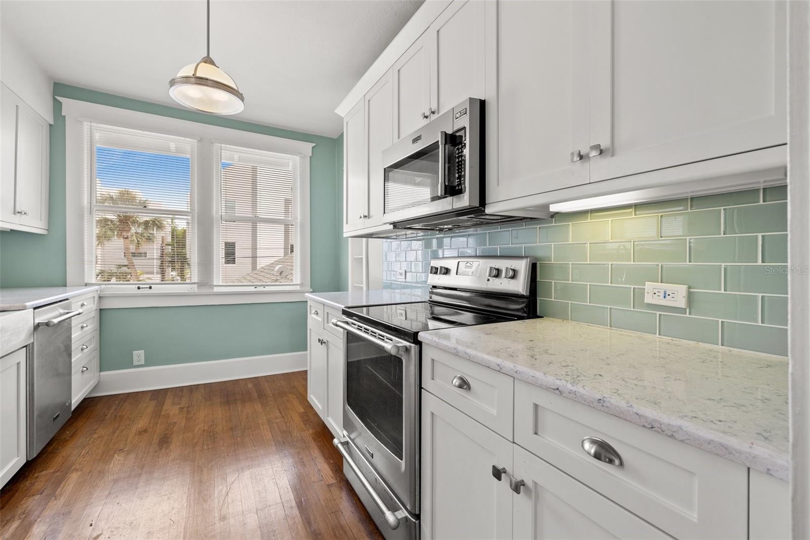 Quartz Countertops and Under Cabinet Lighting