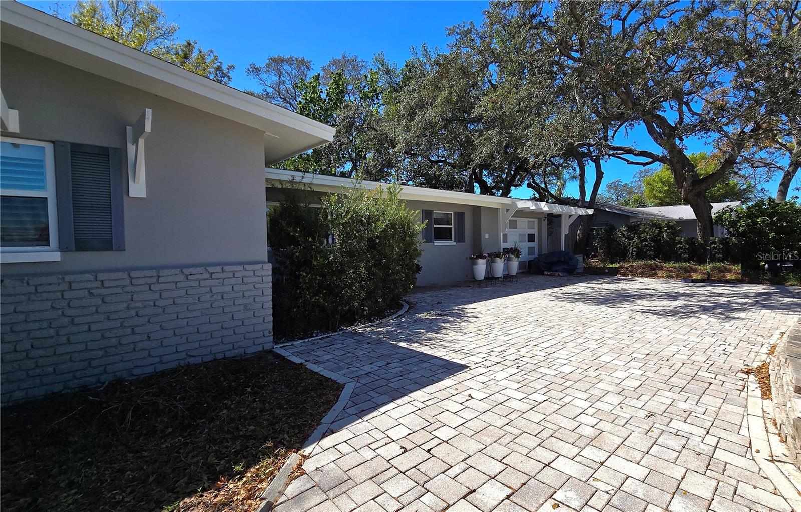 Circular Driveway for great off street parking