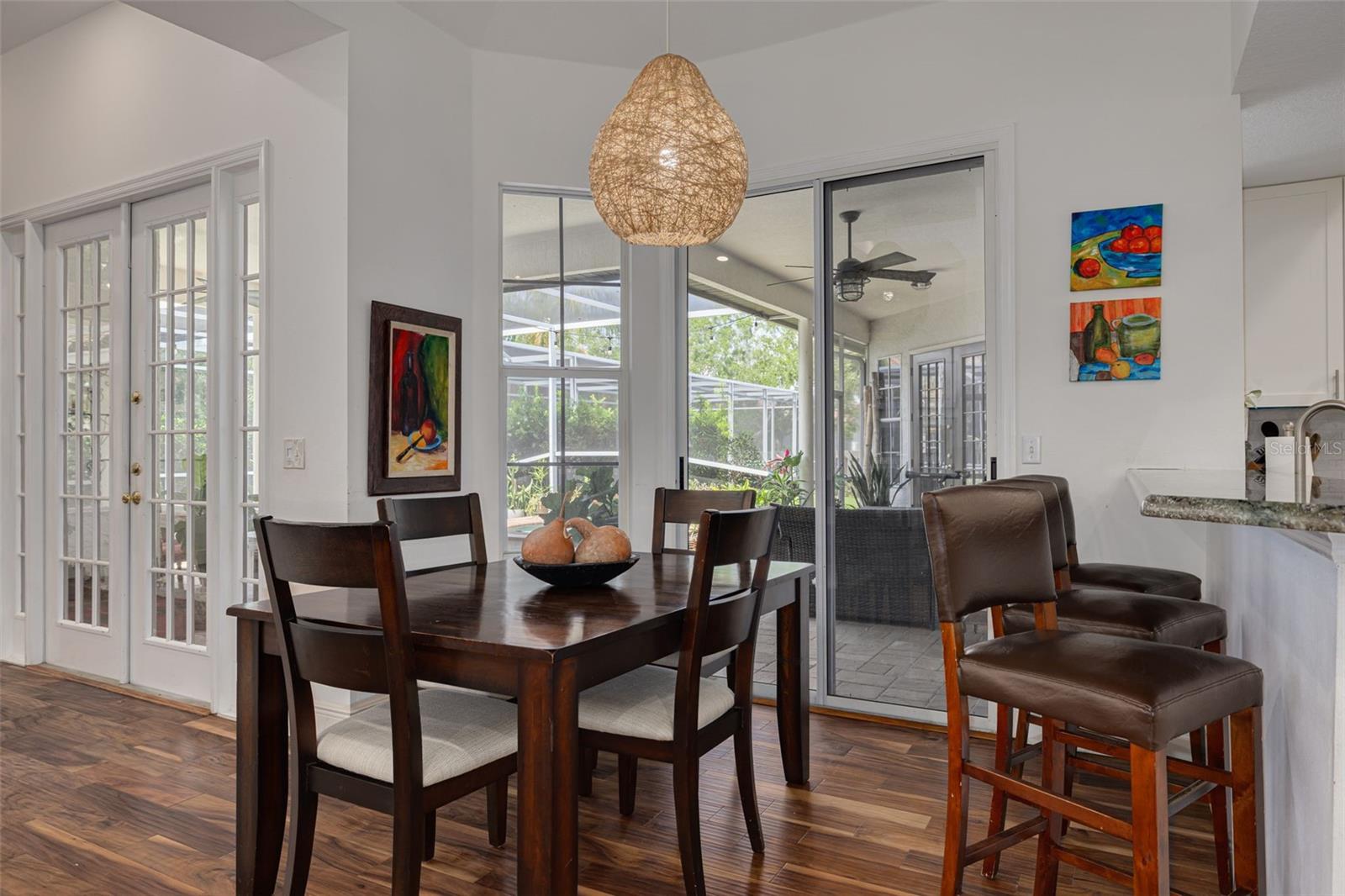 Breakfast nook area