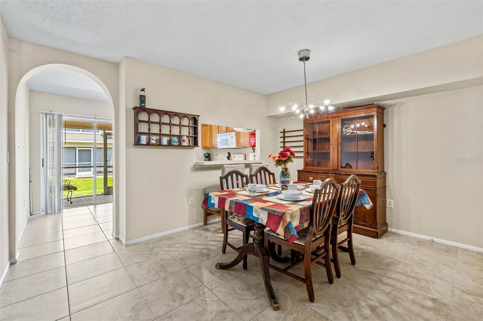 Spacious dinning room