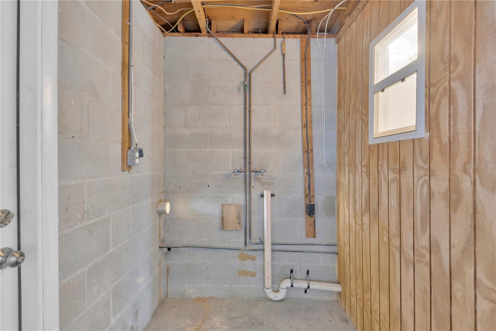 Garage offers washer/dryer hookups
