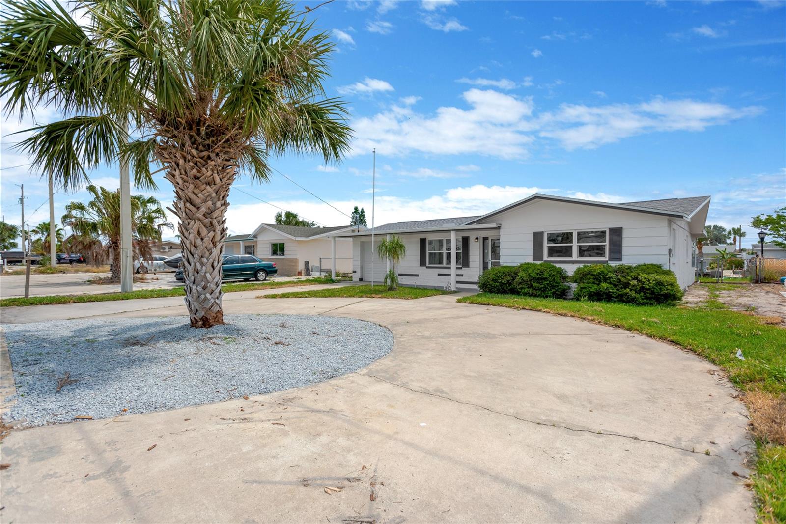 Hosting a gathering ~~ plenty of room for parking in this horsesshoe shape driveway