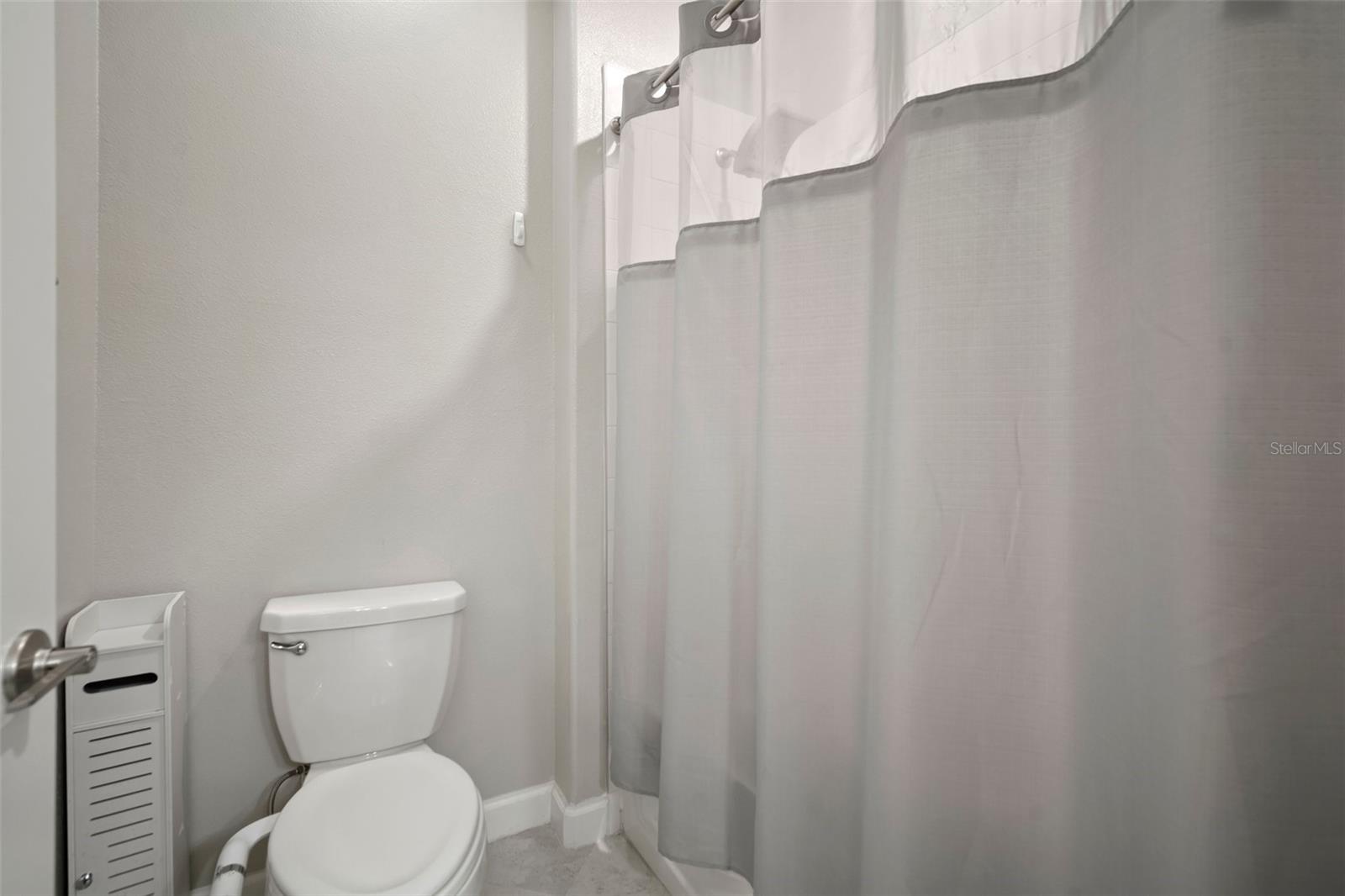 Guest bath with shower/tub combination