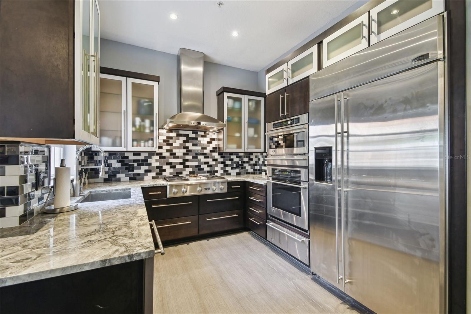 Modern Kitchen with 42" Upper Cabinets