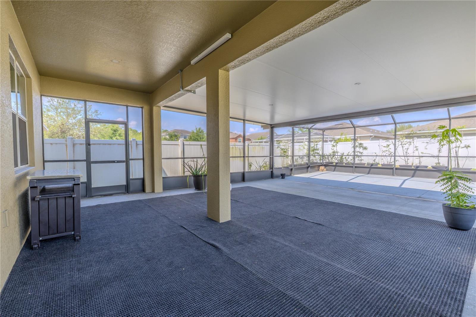 The expansive screened in lanai.